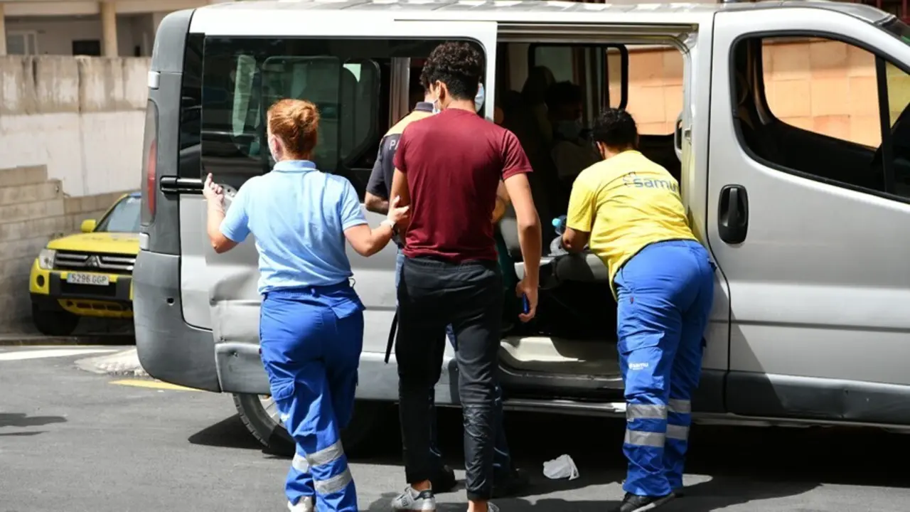 Trabajadores ayudan a uno de los menores marroqu&iacute;es a las puertas del juzgado