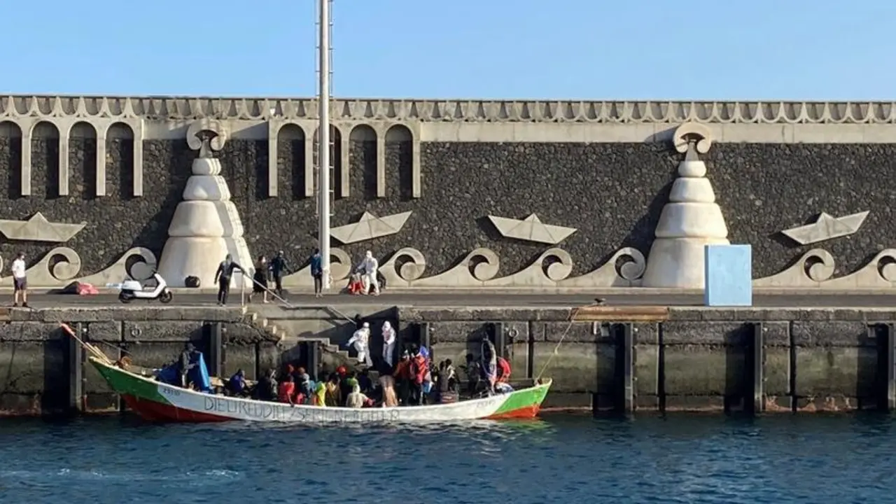 Cayuco llegado al muelle de La Restinga, en El Hierro