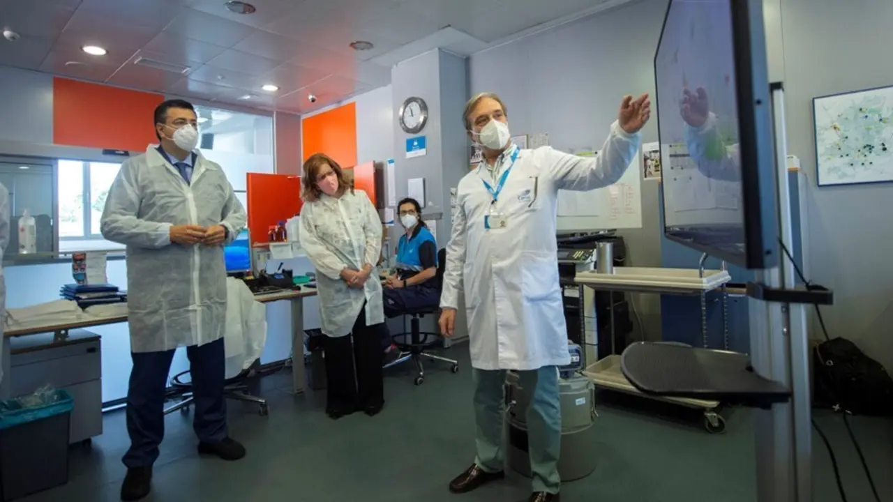 Archivo - El presidente del Comit&eacute; Europeo de las Regiones, Apostolos Tzitzikostas (i), conversa con trabajadores durante su visita al laboratorio de aguas depuradas de Canal de Isabel II, a 25 de junio de 2021, en Majadahonda, Madrid (Espa&ntilde;a). La visita 