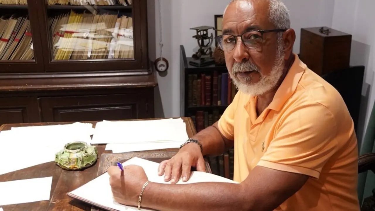 El escritor, periodista, guionista y cr&iacute;tico literario cubano Leonardo Padura, en su visita a Huelva.