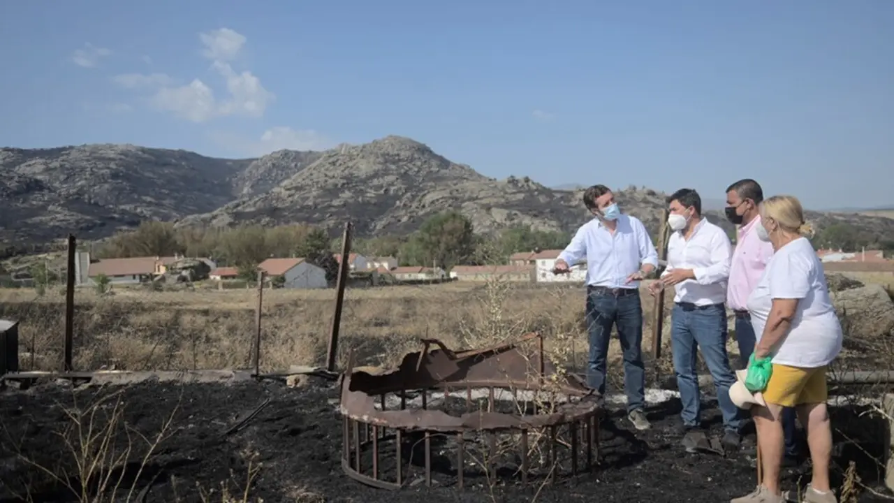 (I-D) El presidente del Partido Popular, Pablo Casado; el alcalde de Villaviciosa, Jes&uacute;s Mart&iacute;n, y el presidente del Partido Popular de &Aacute;vila, Carlos Garc&iacute;a, conversan durante su visita a las zonas afectadas por los incendios forestales en &Aacute;vila, a 24 de 
