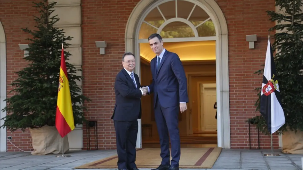 Archivo - Pedro S&aacute;nchez, en su &uacute;ltima reuni&oacute;n en Moncloa con el presidente de Ceuta, Juan Jes&uacute;s Vivas