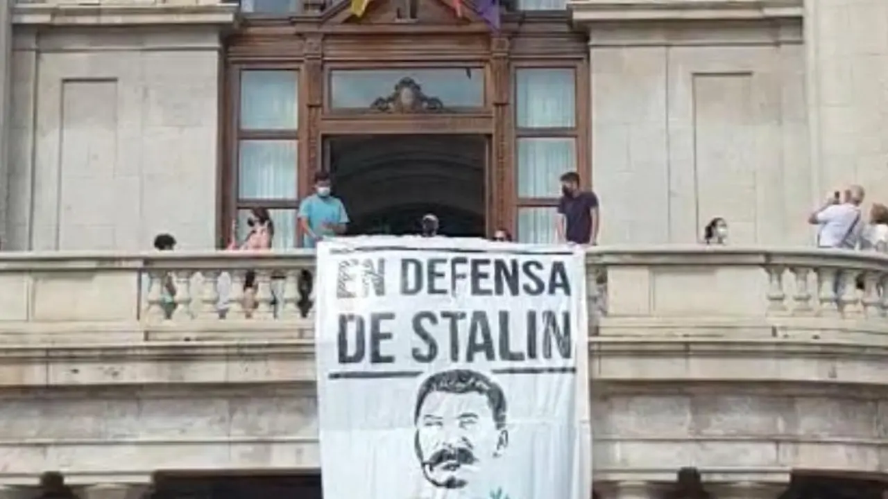 Pancarta en el Balc&oacute;n del Ayuntamiento de Val&egrave;ncia