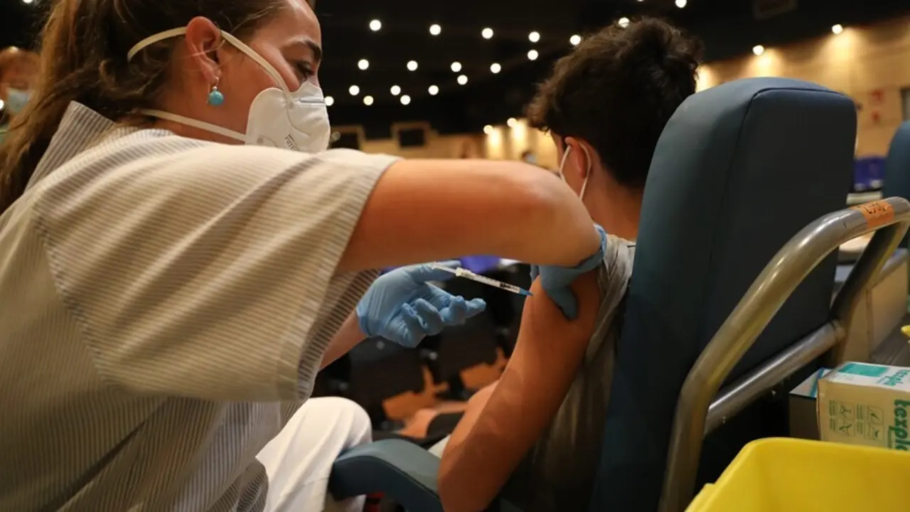 Una sanitaria vacuna a un menor  contra el coronavirus con una dosis de Pfizer