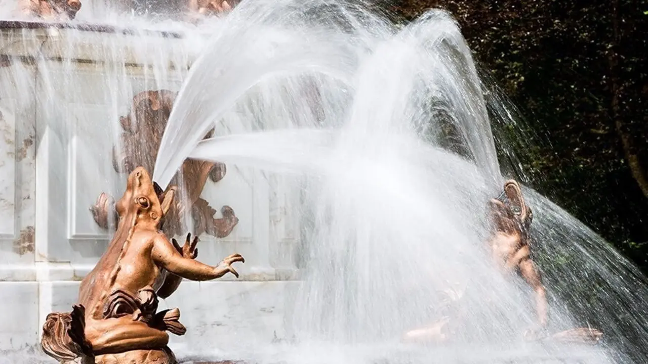 Espect&aacute;culo de los juegos de agua de las 'Fuentes Monumentales' del Palacio Real de La Granja de San Ildefonso. Fuente de las ranas.