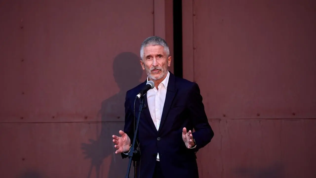 El ministro de Interior, Fernando Grande-Marlaska, ofrece una rueda de prensa en la base a&eacute;rea de Torrej&oacute;n de Ardoz a 24 de agosto de 2021, en Madrid (Espa&ntilde;a). 