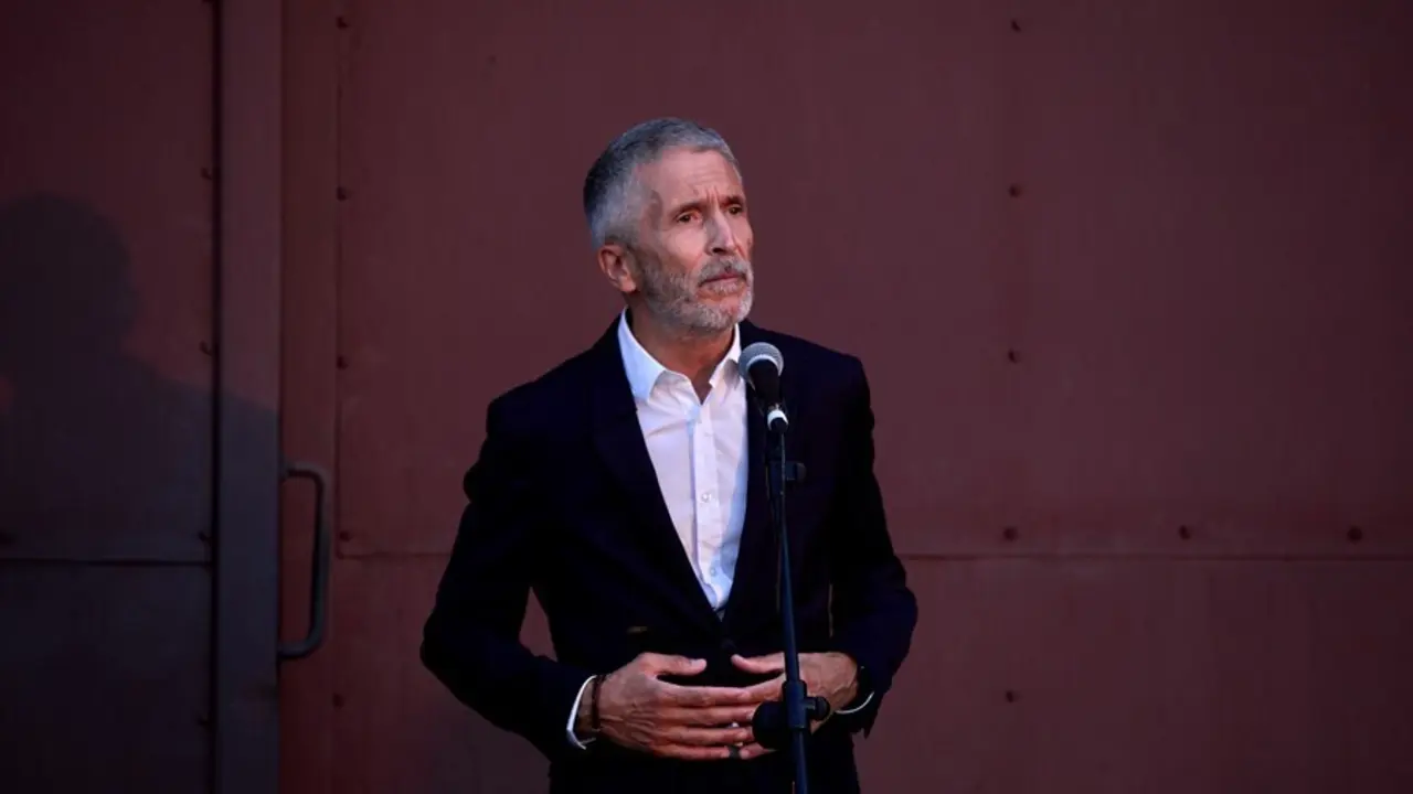 El ministro de Interior, Fernando Grande-Marlaska, ofrece una rueda de prensa en la base a&eacute;rea de Torrej&oacute;n de Ardoz a 24 de agosto de 2021, en Madrid (Espa&ntilde;a). 