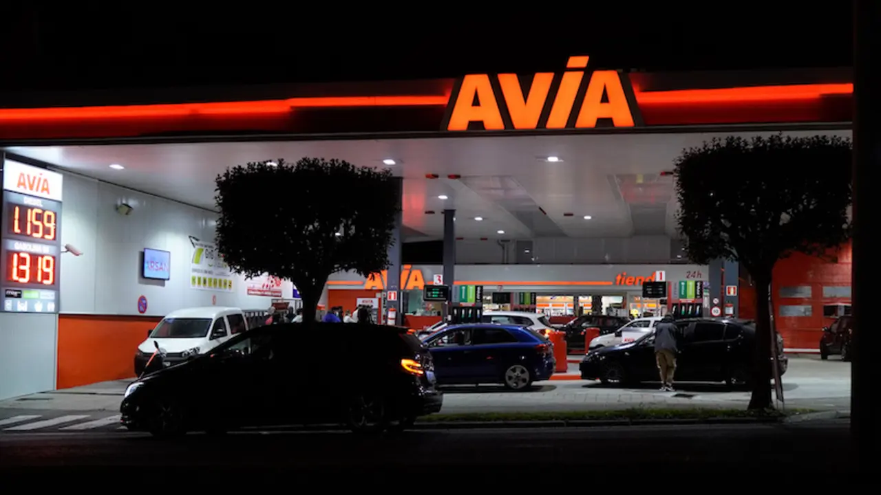 Varias personas en una gasolinera de la ciudad de Santander tras el fin del toque de queda. / Hardy