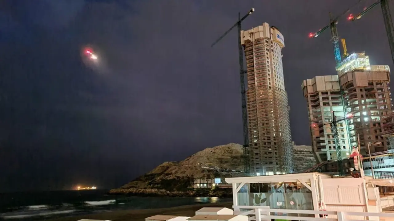 El helic&oacute;ptero de la Guardia Civil durante la b&uacute;squeda de los dos desaparecidos