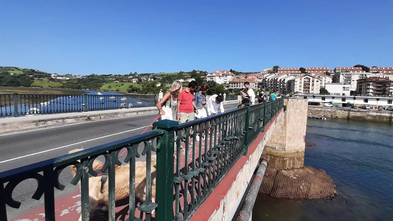 Varias personas en el puente de La Barquera en San Vicente. / S. D&iacute;az