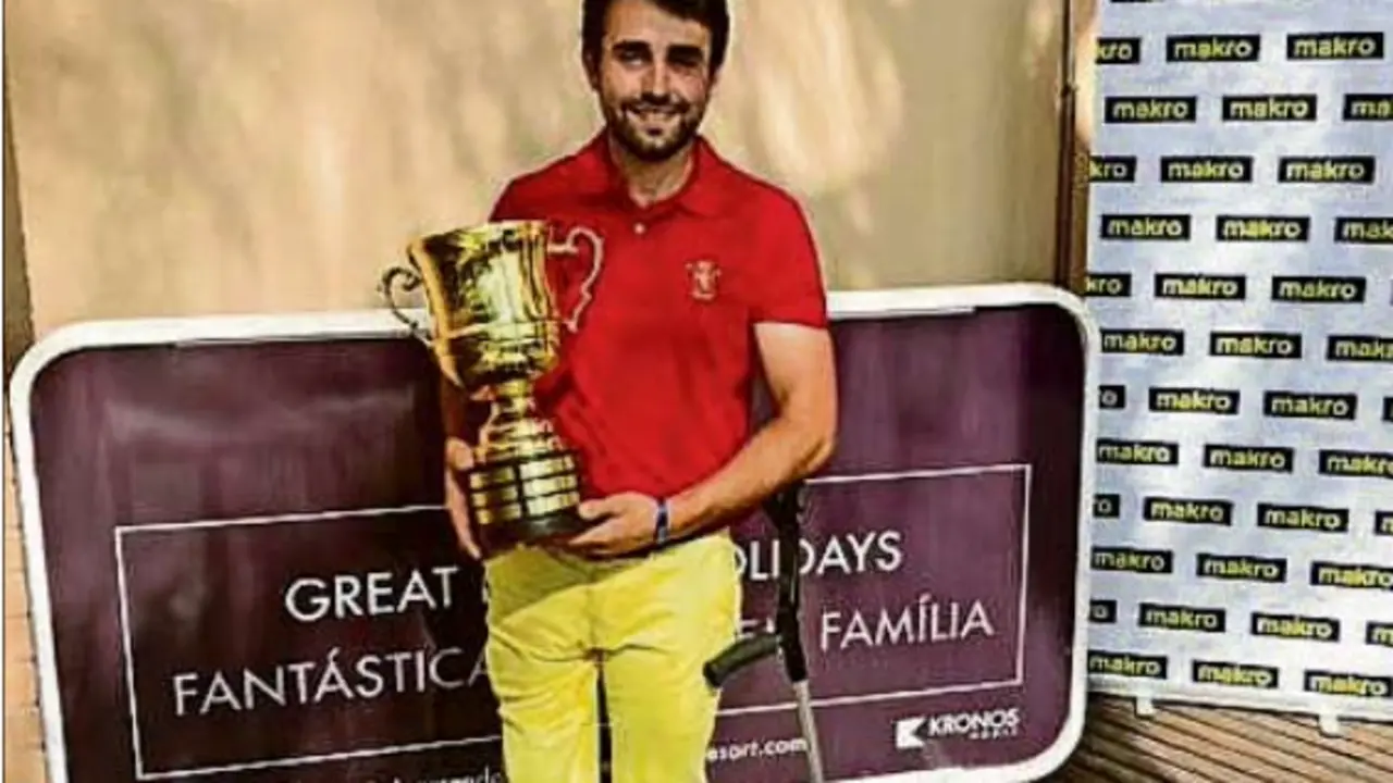 Juan Postigo, orgulloso con su nuevo trofeo. / RFEG