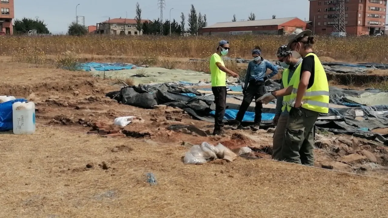 Varios voluntarios en el yacimiento arqueol&oacute;gico &lsquo;Huerta Varona&rsquo; en Aguilar de Campoo. / ALERTA