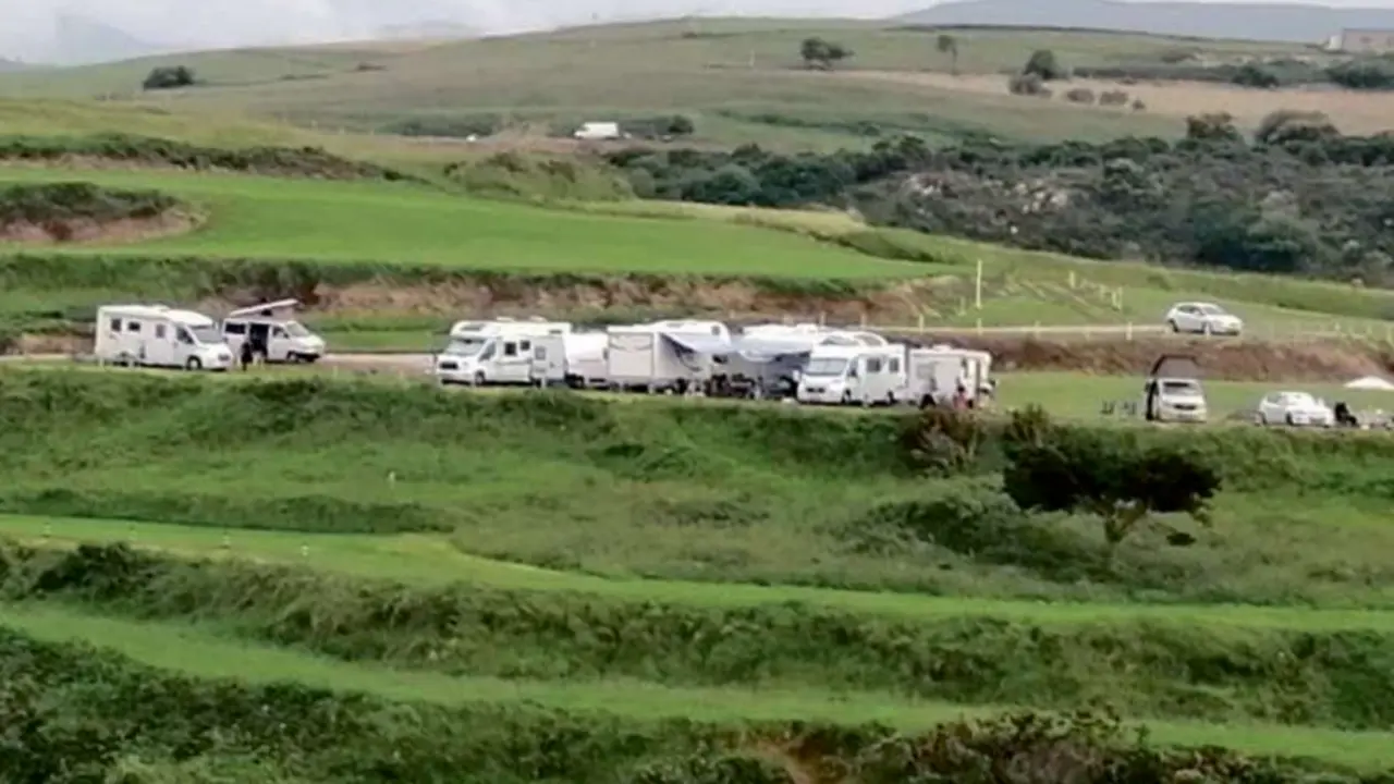 Masificaci&oacute;n de autocaravanas estacionadas en una zona rural del municipio. / ALERTA