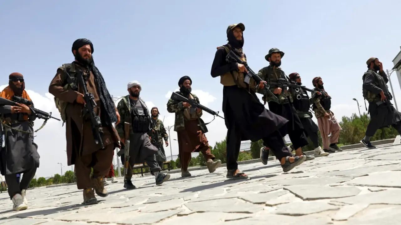 En esta foto de archivo del 19 de agosto de 2021, combatientes talibanes patrullan en Kabul, Afganist&aacute;n. Tras la toma del poder por parte de los talibanes, los empleados del gobierno colapsado, los activistas de la sociedad civil y las mujeres se encuentran entre los afganos en riesgo que se han escondido o se mantienen alejados de las calles. (AP Photo/Rahmat Gul, Archivo)