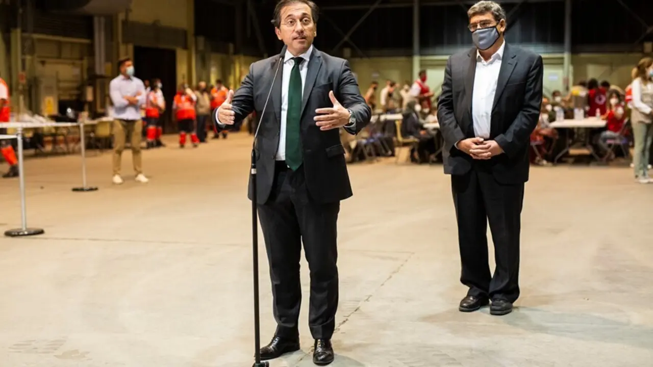 El ministro de Asuntos Exteriores, Uni&oacute;n Europea y Cooperaci&oacute;n, Jos&eacute; Manuel Albares, responde a los medios en el dispositivo puesto en marcha para recibir a los evacuados de Kabul, a 19 de agosto de 2021, en Torrej&oacute;n de Ardoz, Madrid, (Espa&ntilde;a).