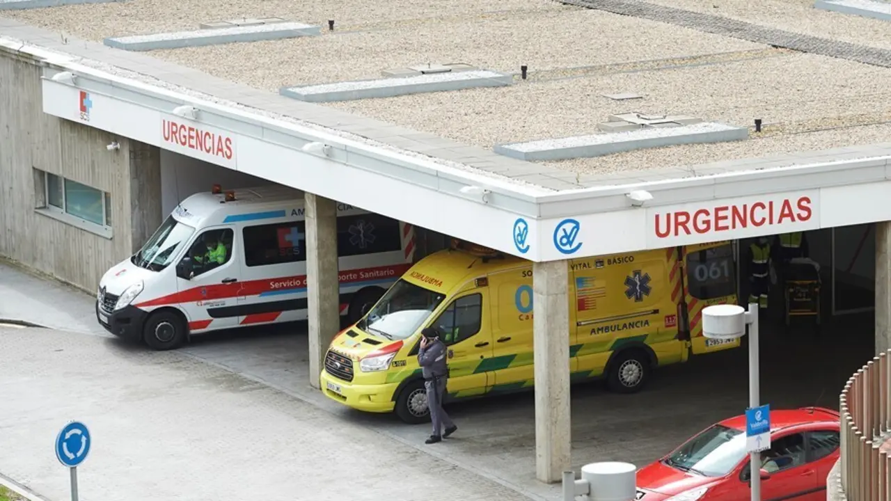 Archivo - Ambulancias en Valdecilla