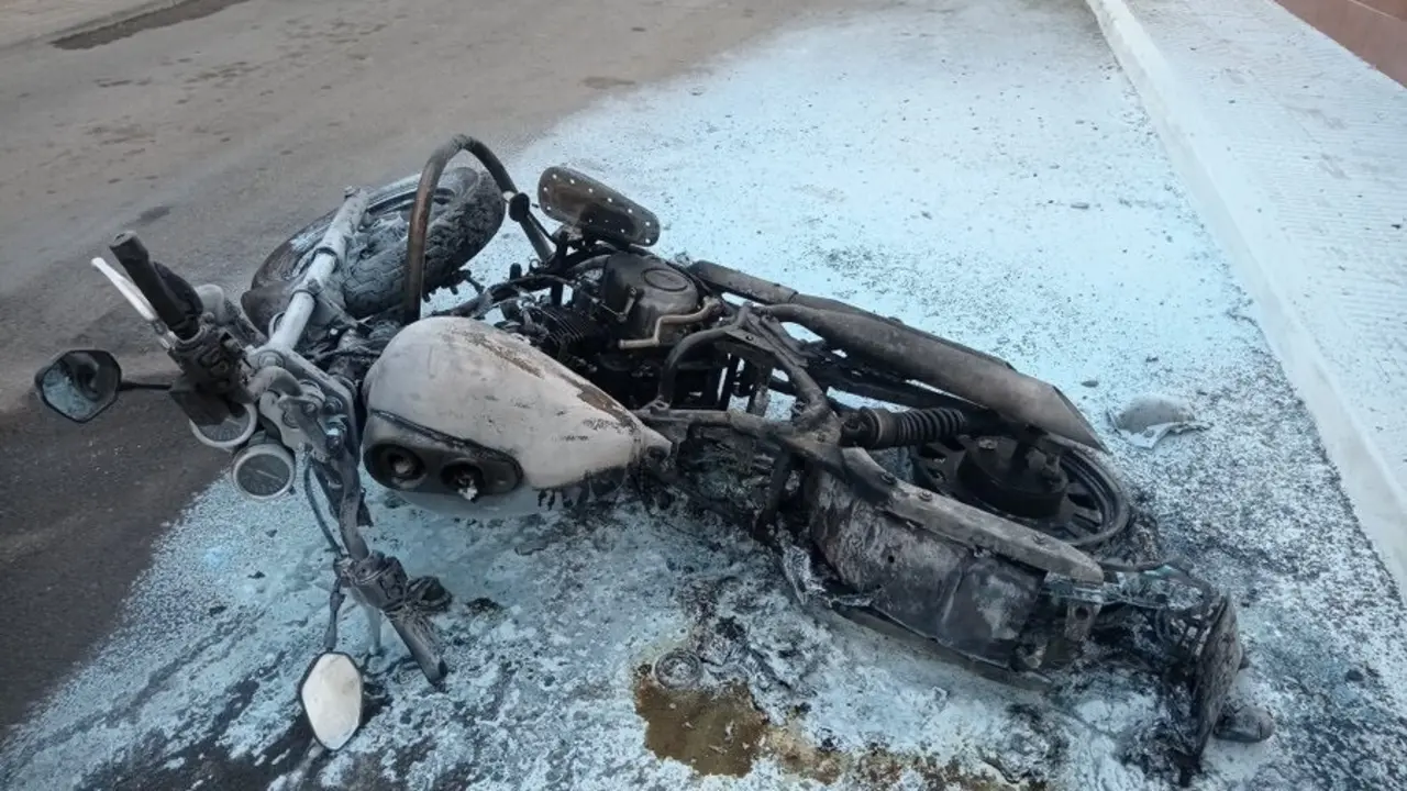 Estado en el que qued&oacute; la moto tras el acto vand&aacute;lico en La Puebla de Cazalla