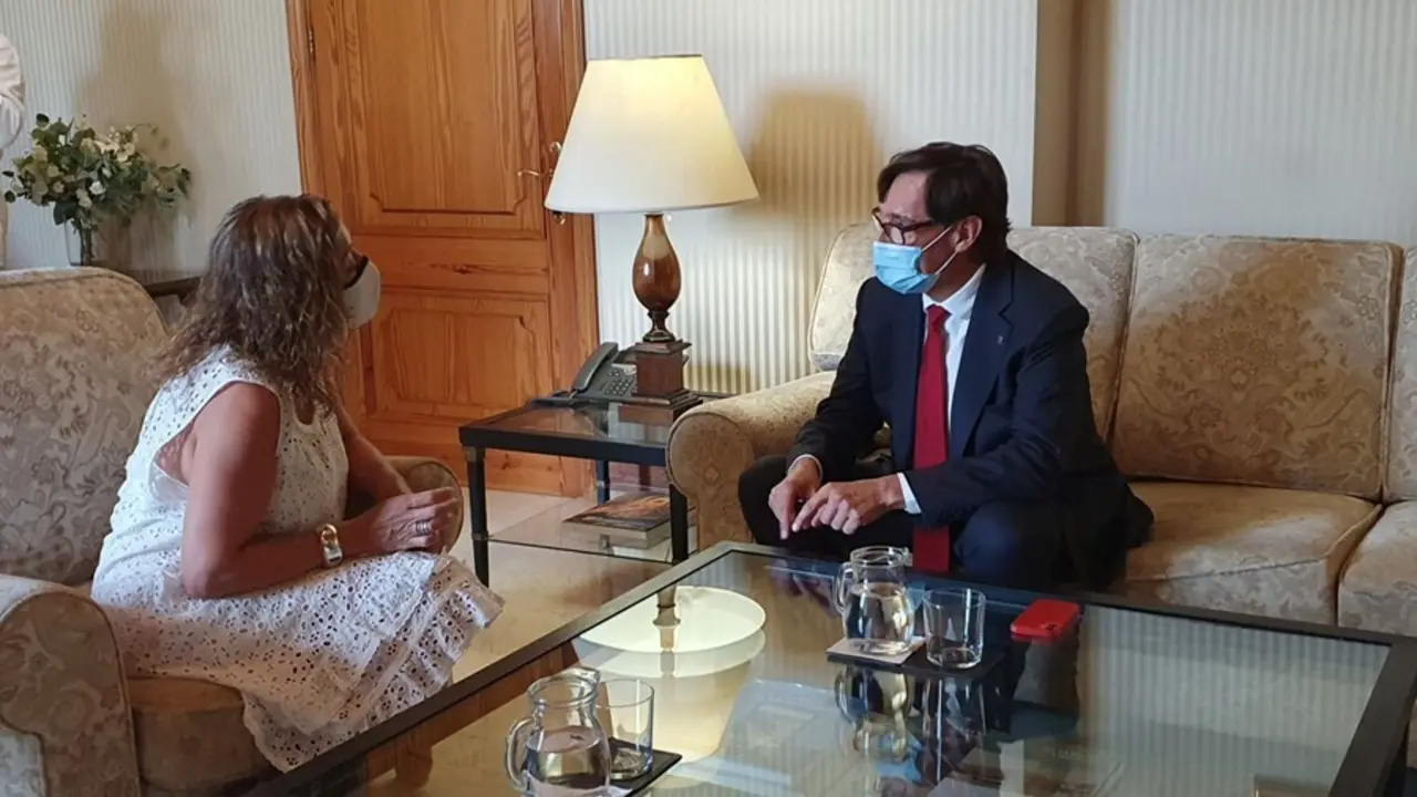 La presidenta del Govern, Francina Armengol, y el exministro de Sanidad y presidente del grupo parlamentario Socialistes-Units per Avan&ccedil;ar de Catalu&ntilde;a, Salvador Illa