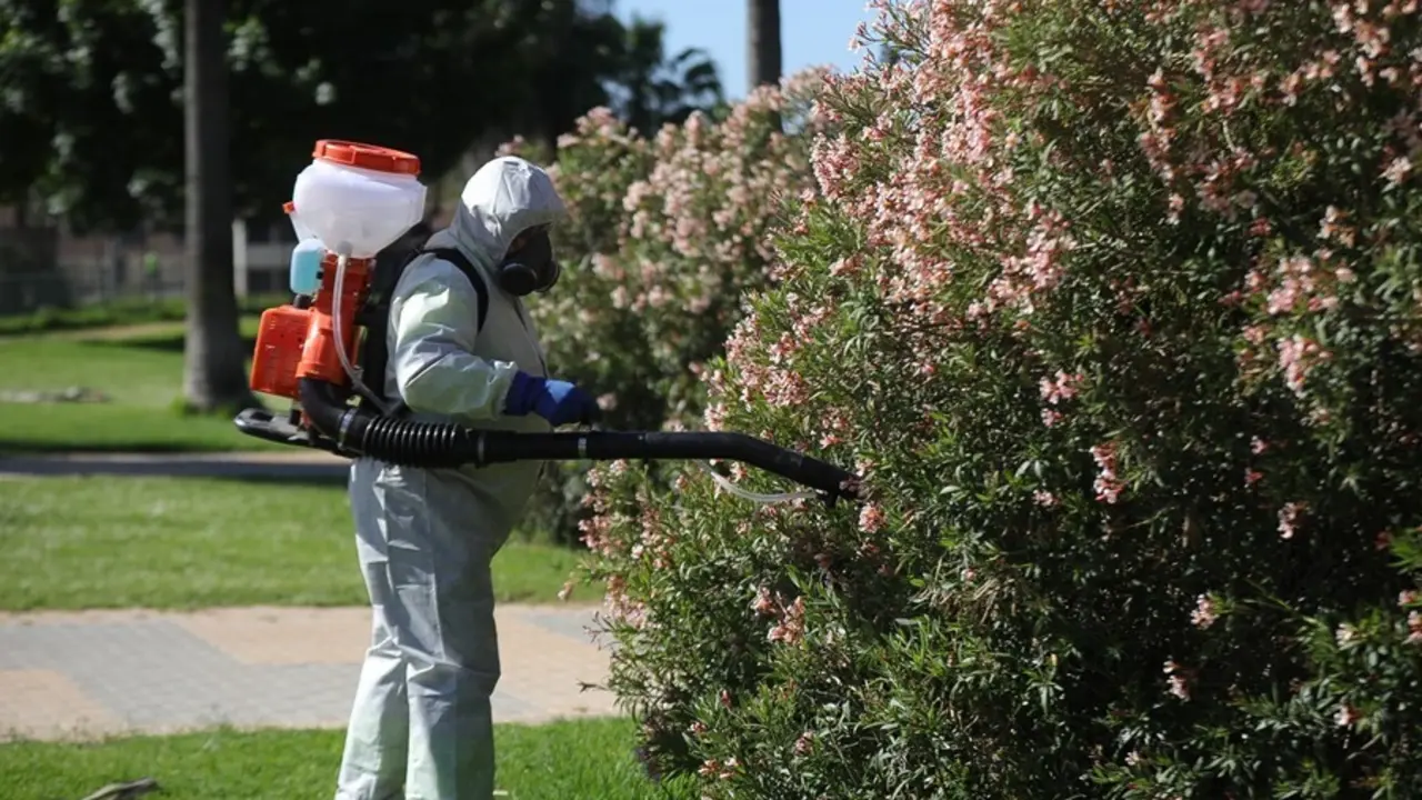 Archivo - Un operario realiza labores de fumigaci&oacute;n contra los mosquitos.