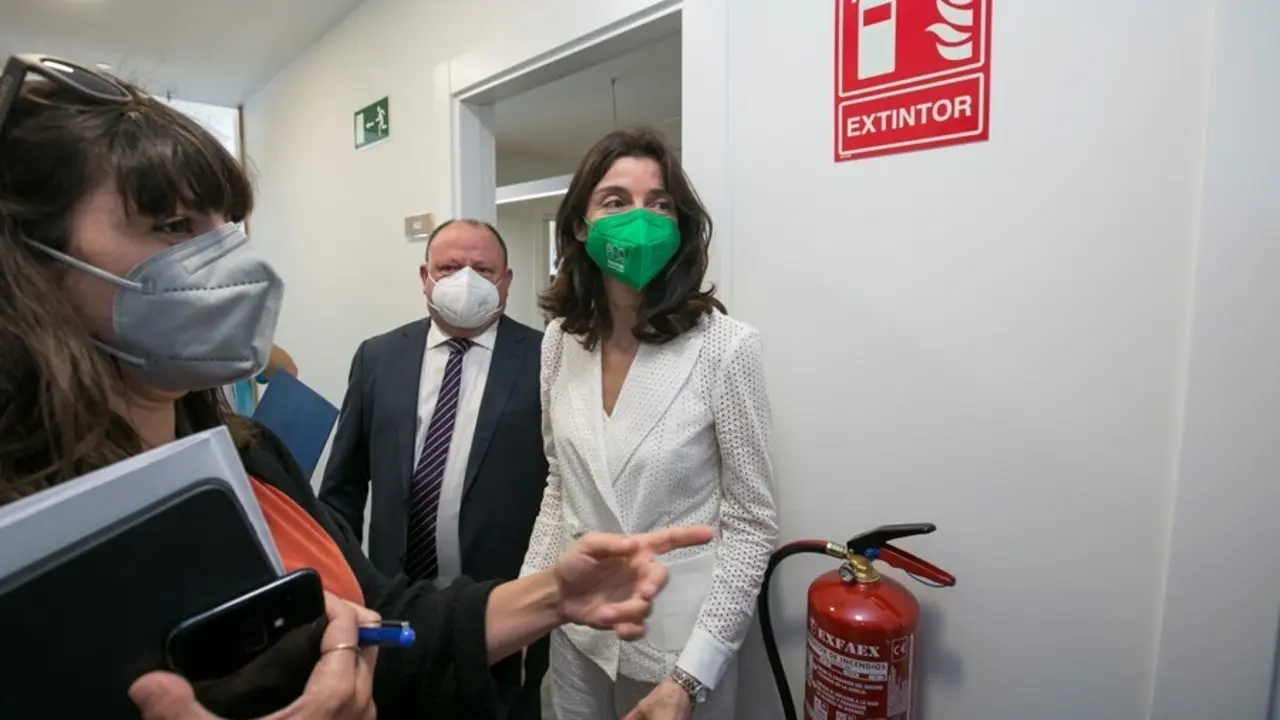 La ministra de Justicia, Pilar Llop, a su llegada a la inauguraci&oacute;n de las nuevas instalaciones del Juzgado de Paz de Castrill&oacute;n, a 9 de agosto de 2021, en Asturias (Espa&ntilde;a). Las obras del nuevo Juzgado de Paz finalizaron el pasado mes de mayo, tras redis
