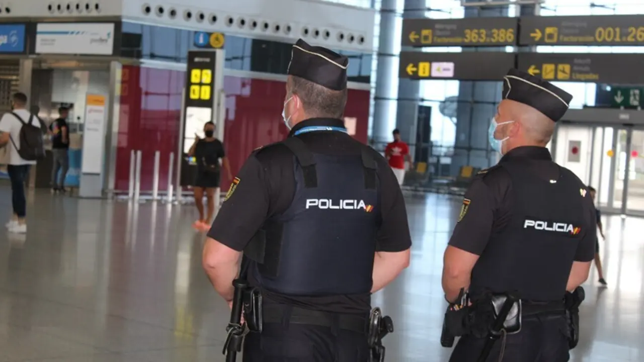 Agentes de la Polic&iacute;a Nacional en el aeropuerto de M&aacute;laga