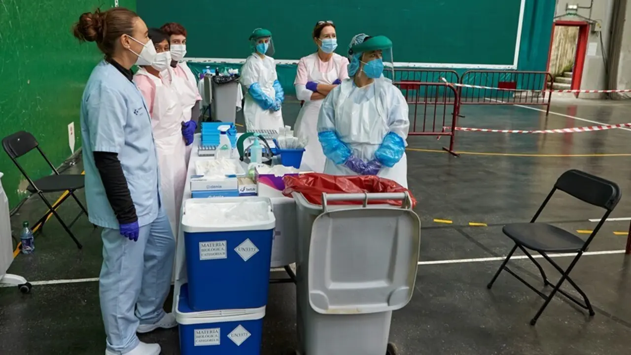 Archivo - Trabajadoras sanitarias esperan la llegada de personas en un dispositivo de extracci&oacute;n de pruebas PCR 