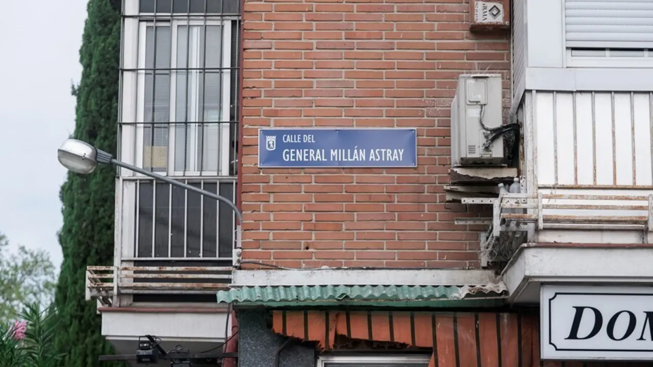 Placa de la calle general Mill&aacute;n Astray en sustituci&oacute;n de la de la calle a la que daba nombre la maestra Justa Freire 