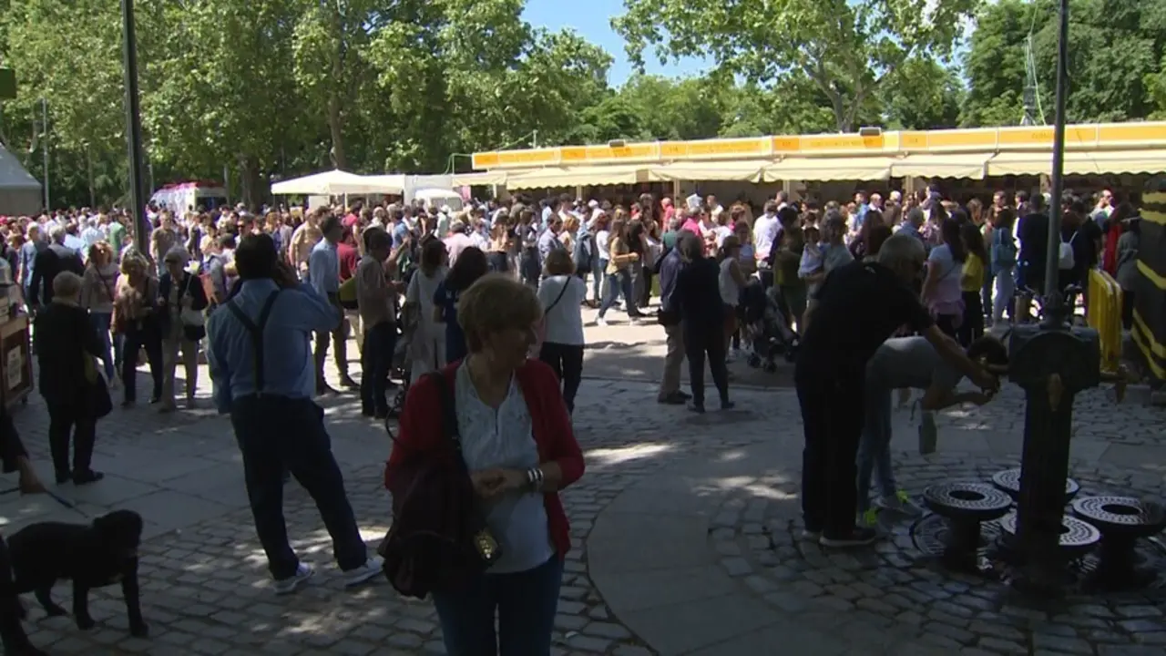 Archivo - Feria del Libro de Madrid en el Parque de El Retiro, en una imagen de archivo previa a la pandemia