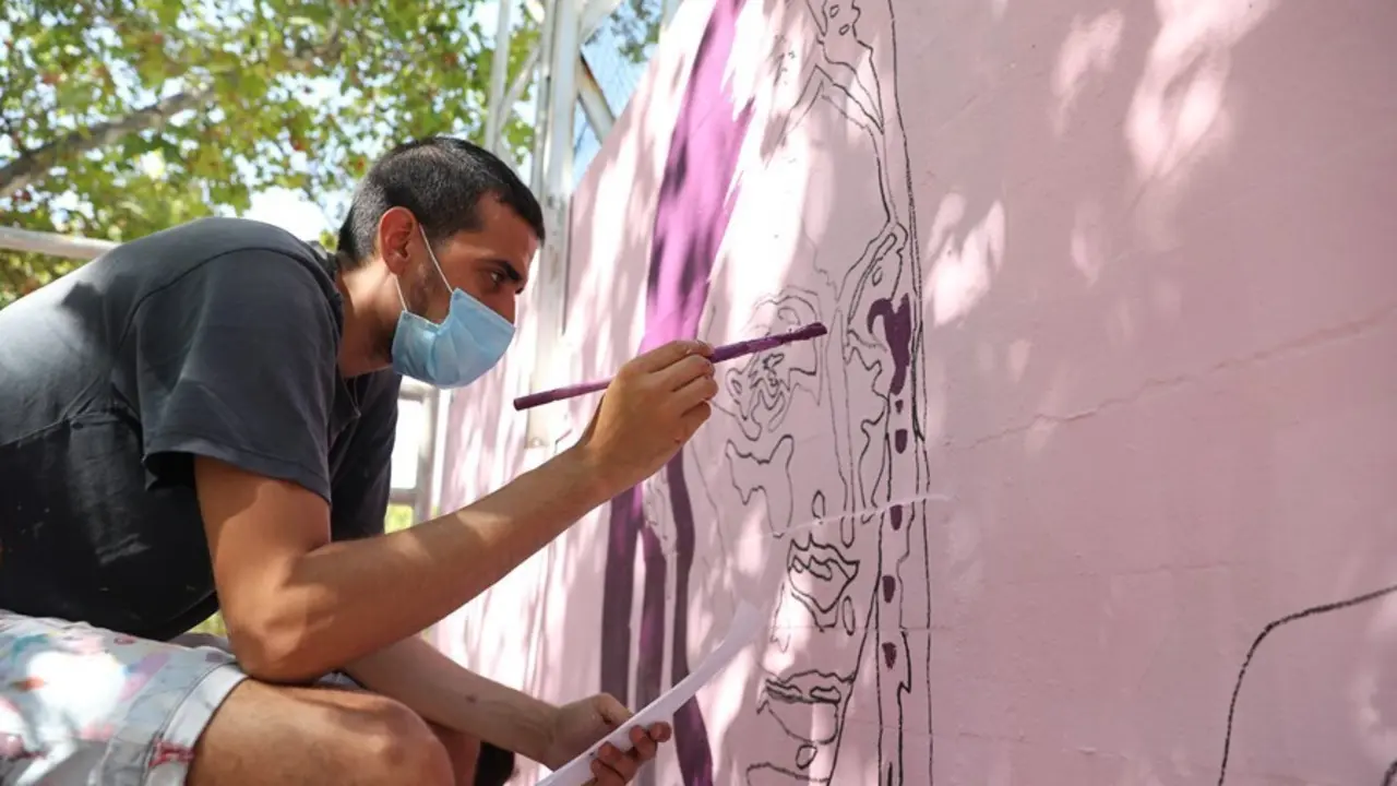 Participante en los trabajos de reconstrucci&oacute;n del mural de mujeres de Ciudad Lineal, tras casi cuatro meses paralizado, en el Polideportivo Municipal La Concepci&oacute;n.