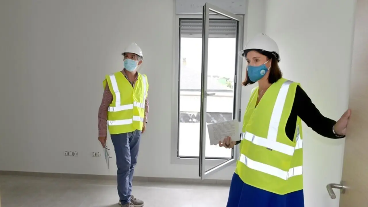 Archivo - Visita de la alcaldesa y el concejal de Vivienda a las VPO de San Rom&aacute;n