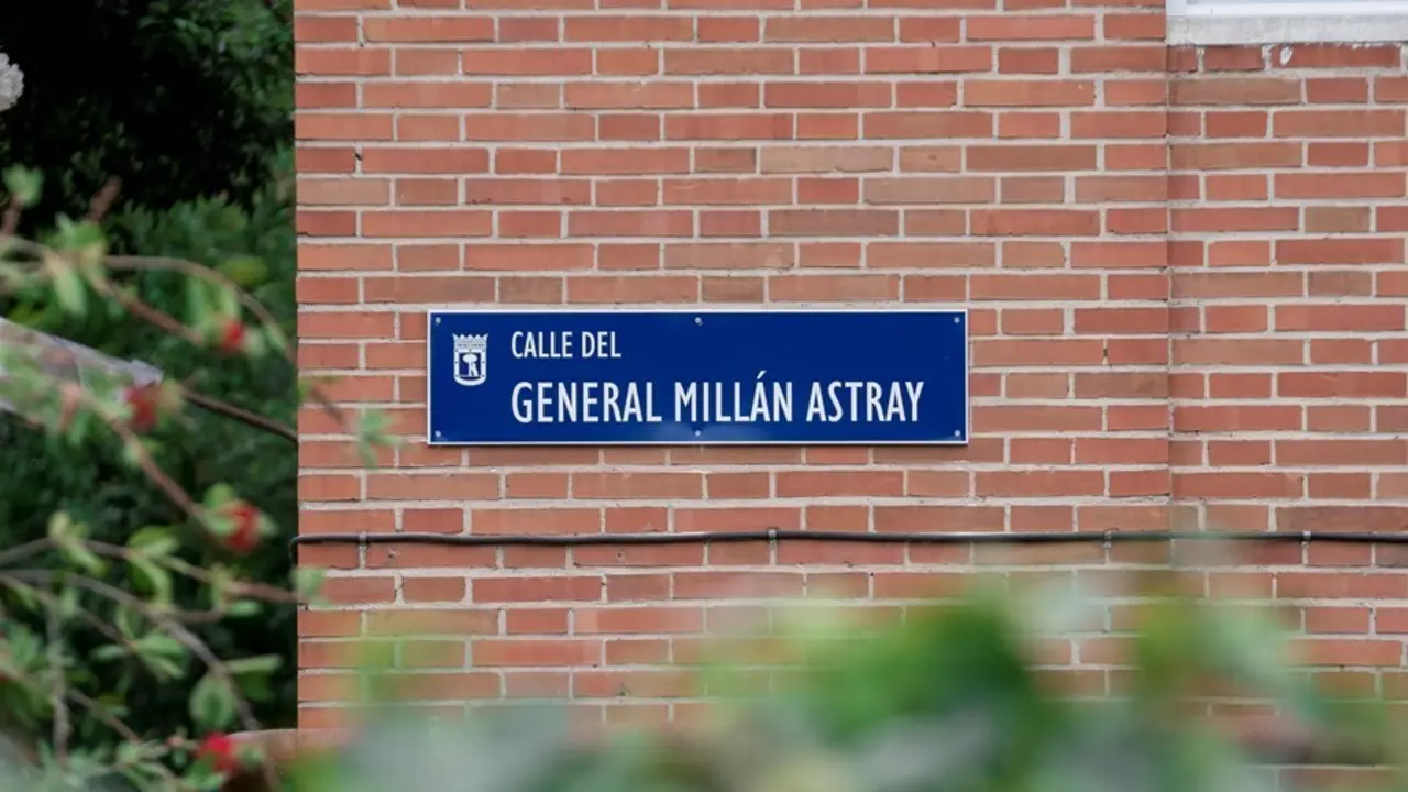 Placa de la calle general Mill&aacute;n Astray el d&iacute;a en que ha sido recolocada.