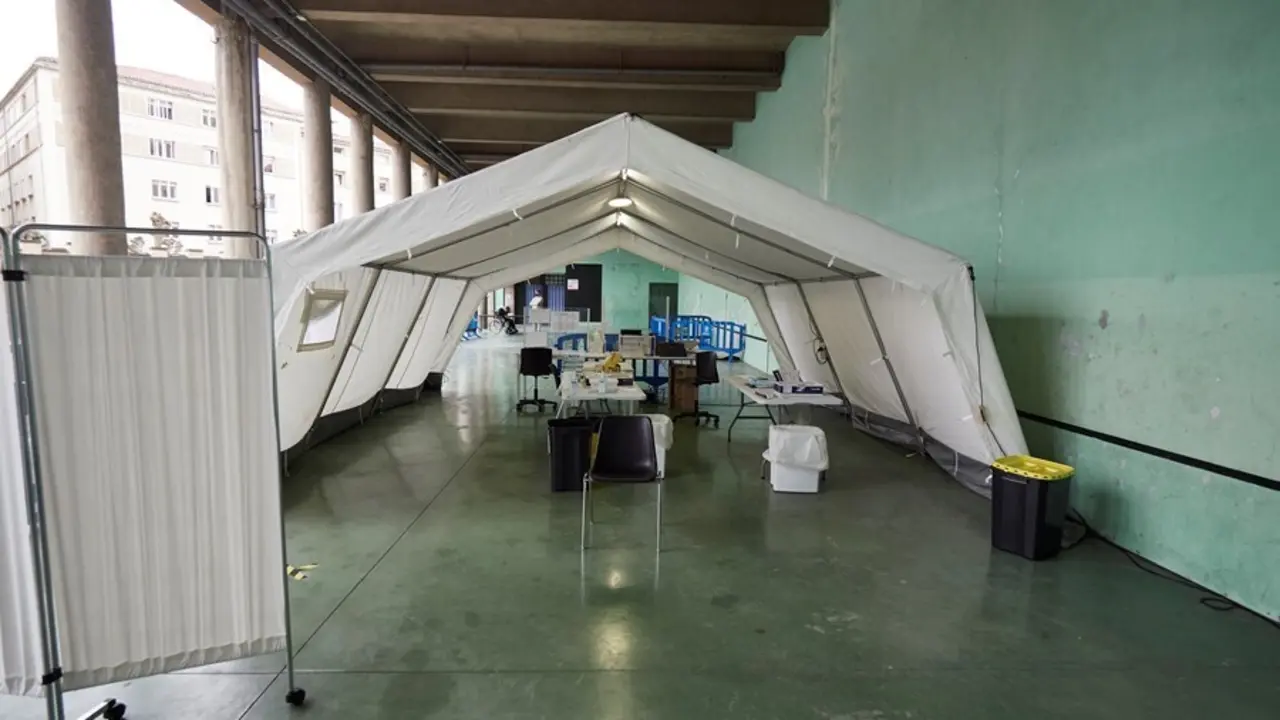Archivo - Lugar de vacunaci&oacute;n en el antiguo colegio de Maristas, a 10 de abril de 2021, en Pamplona, Navarra (Espa&ntilde;a).