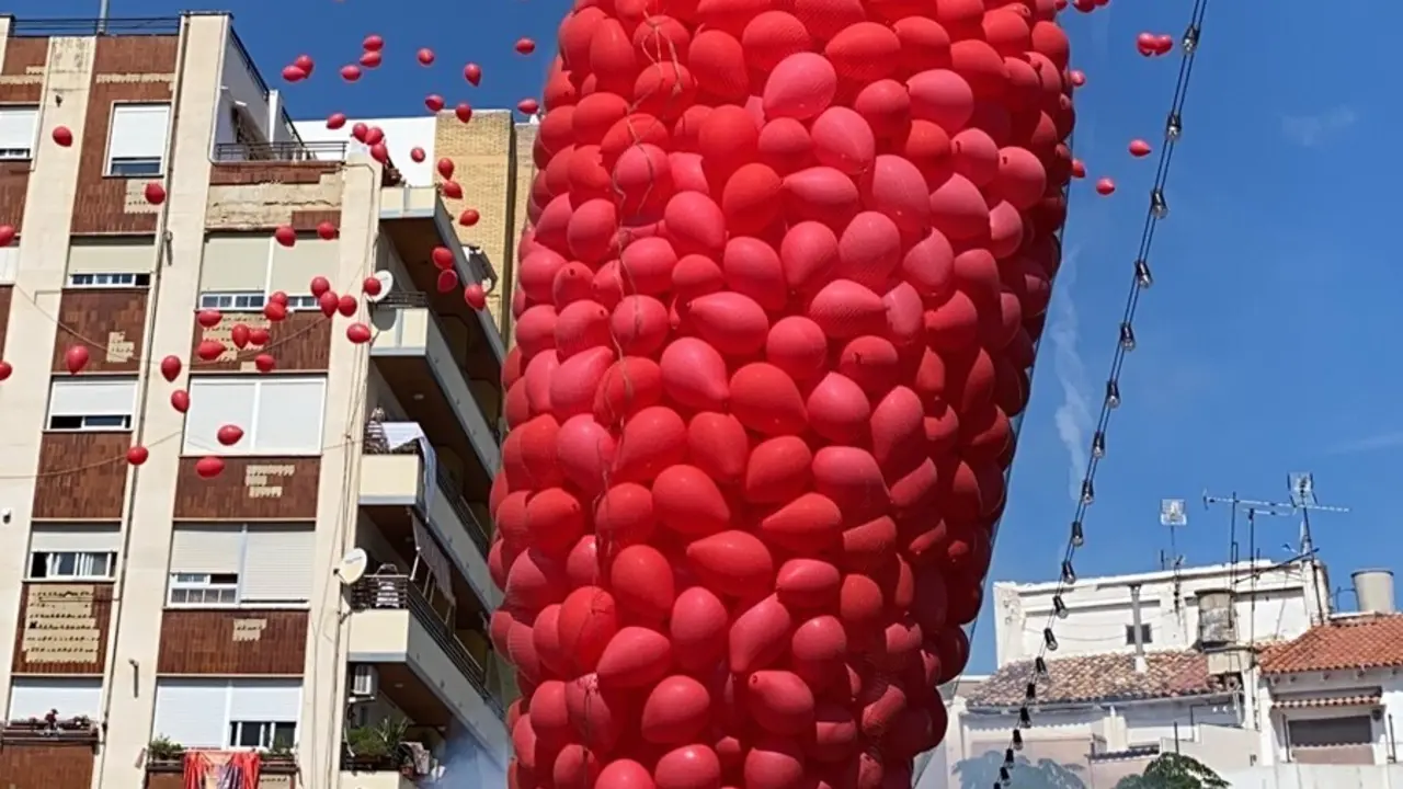 Suelta de globos rojos en Bu&ntilde;ol