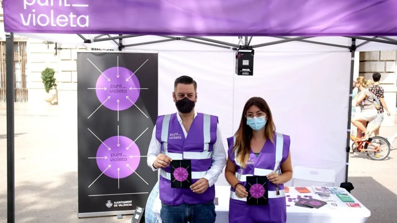 El edil de Cultura Festiva y presidente de la Junta Central Fallera de Valencia, Carlos Galiana, y la edil de Igualdad en la ciudad, Luc&iacute;a Beamud, en la presentaci&oacute;n de los puntos violeta que se instalar&aacute;n durante los actos falleros de 2021.