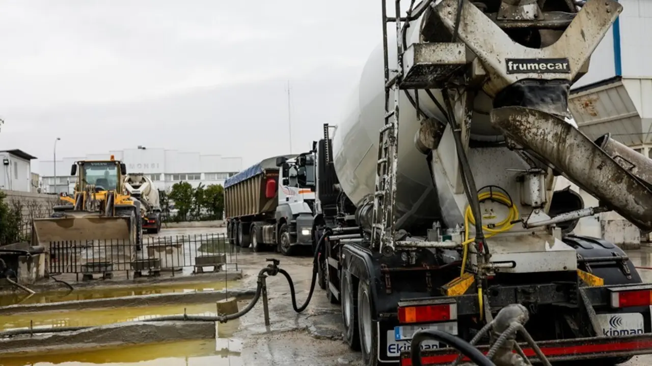 Archivo - Una hormigonera trabaja en una empresa de hormig&oacute;n del Pol&iacute;gono Industrial Prado Overa
