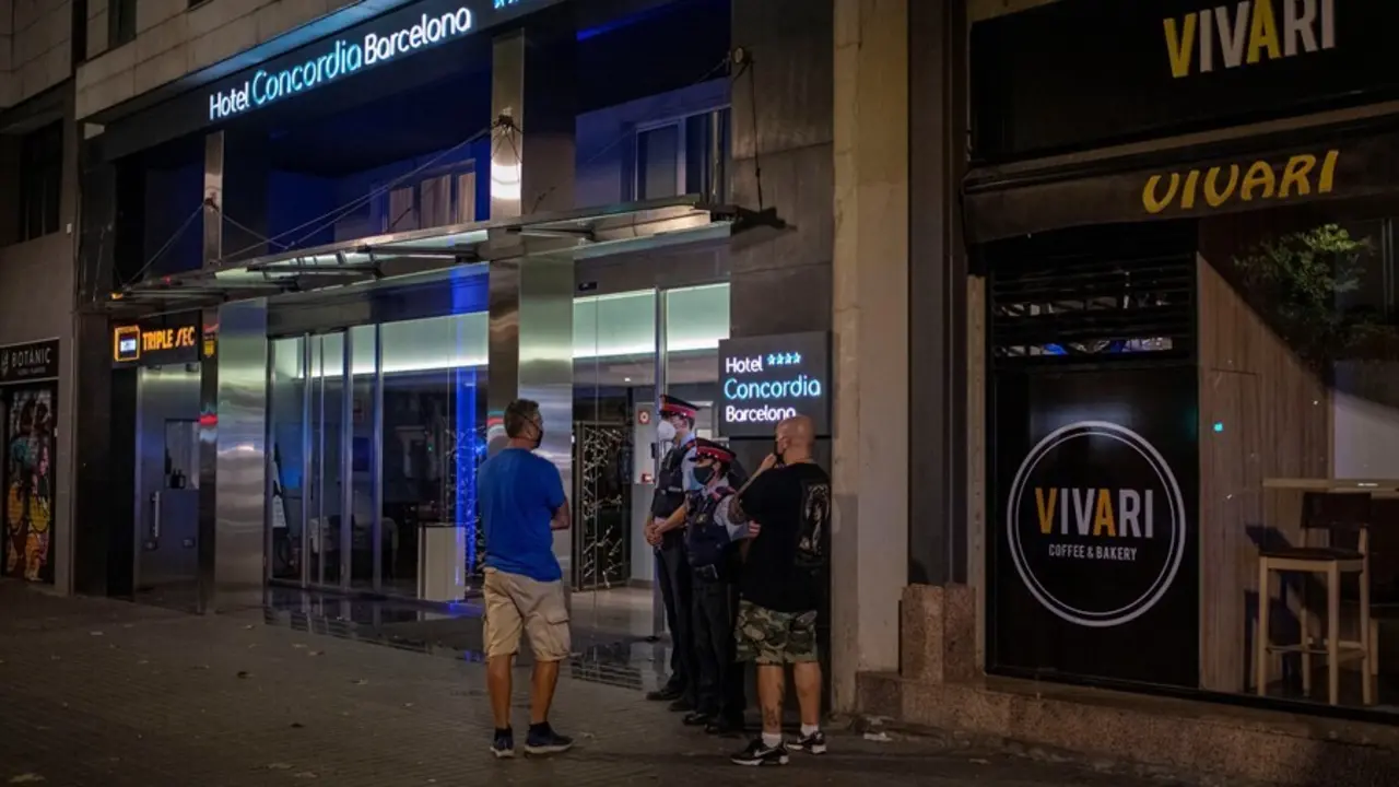 Varios agentes de los Mossos d&acute;Esquadra, en la entrada del Hotel Concordia, a 25 de agosto de 2021.