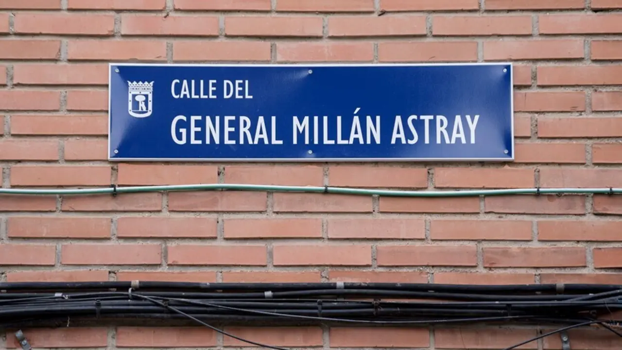 Placa de la calle general Mill&aacute;n Astray el d&iacute;a en que ha sido recolocada.