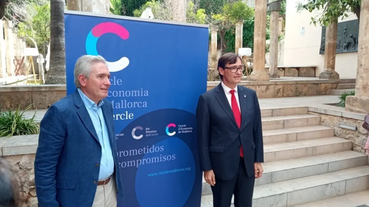El presidente del Cercle d'Economia de Mallorca, Jos&eacute; Mar&iacute;a Vicens, y el exministro y l&iacute;der de la oposici&oacute;n en Catalunya, Salvador Illa.