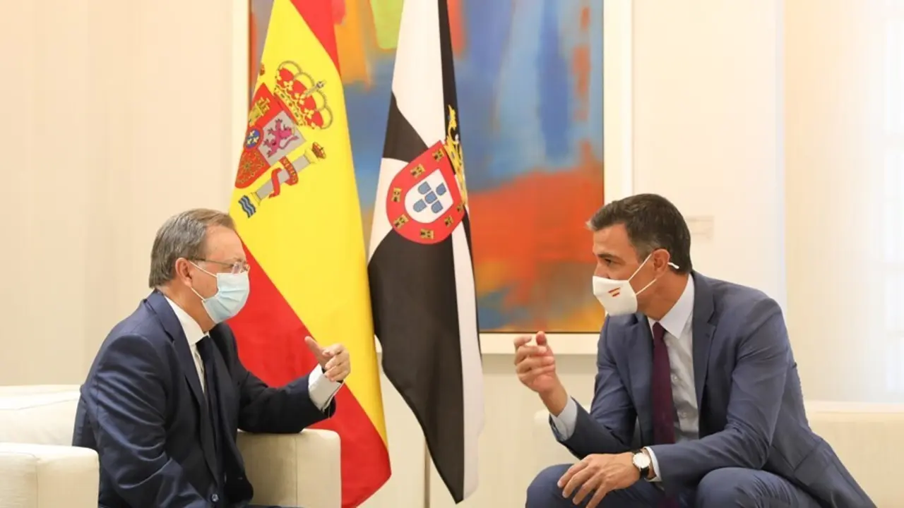 El presidente de la Ciudad Aut&oacute;noma de Ceuta, Juan Jes&uacute;s Vivas (i),durante su reuni&oacute;n con el presidente del Gobierno, Pedro S&aacute;nchez (d), en La Moncloa