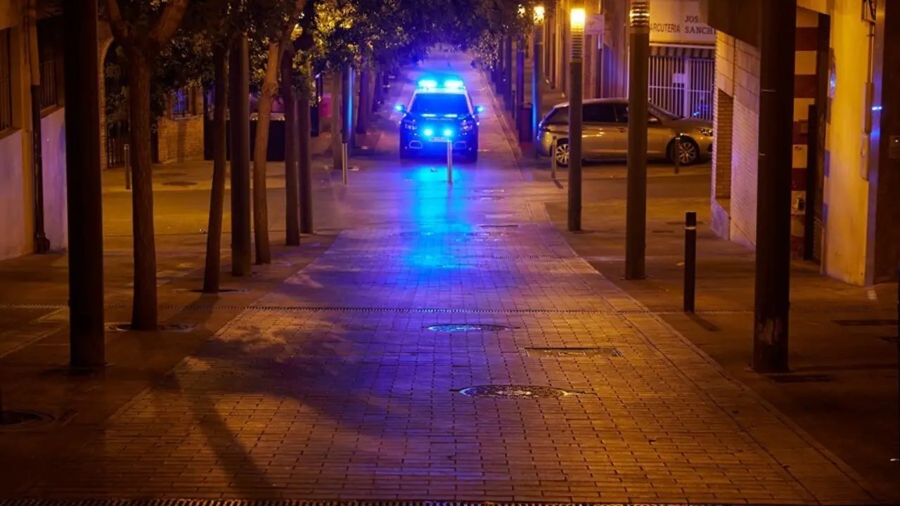 Archivo - Coche de la Polic&iacute;a Nacional patrulla por la ciudad de Pamplona, durante la primera noche de entrada en vigor del toque de queda en Navarra, a 24 de julio de 2021, en Pamplona, Navarra (Espa&ntilde;a).