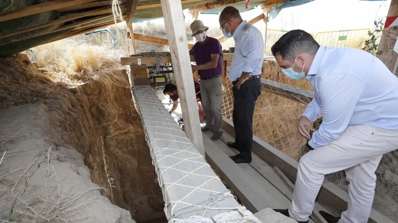 Francico Igea visita los trabajos de exhumaci&oacute;n en la finca de los Alfredos de Medina del Campo.
