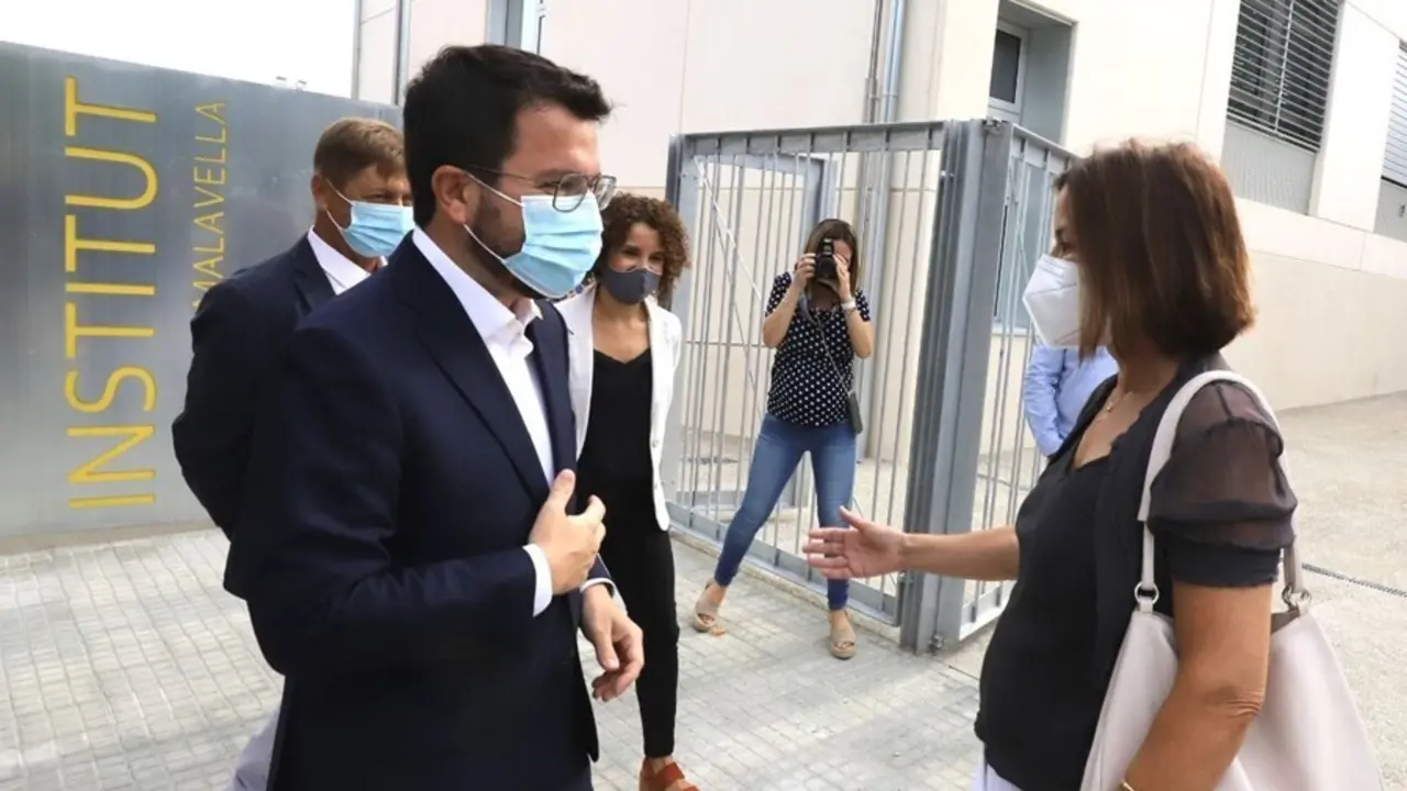 El presidente de la Generalitat, Pere Aragon&egrave;s, en una visita a las obras de dos institutos de Girona.