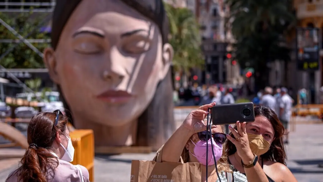 Imagen de parte de &lsquo;La Meditadora&rsquo;, falla del Ayuntamiento de Val&egrave;ncia 2021, a su llegada ante el consistorio para su 'plant&agrave;. 