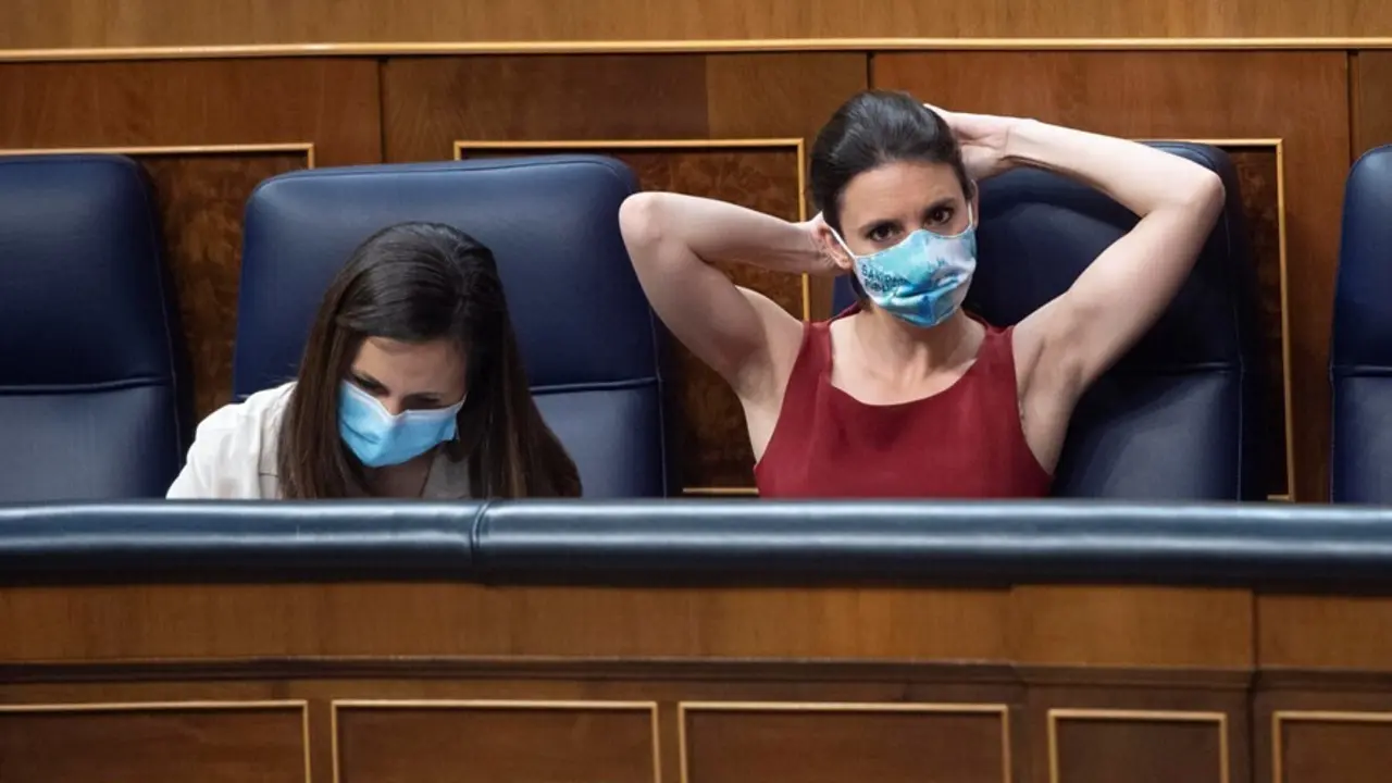 Archivo - La ministra de Derechos Sociales y secretaria general de Podemos, Ione Belarra, y la titular de Igualdad, Irene Montero, en el Congreso