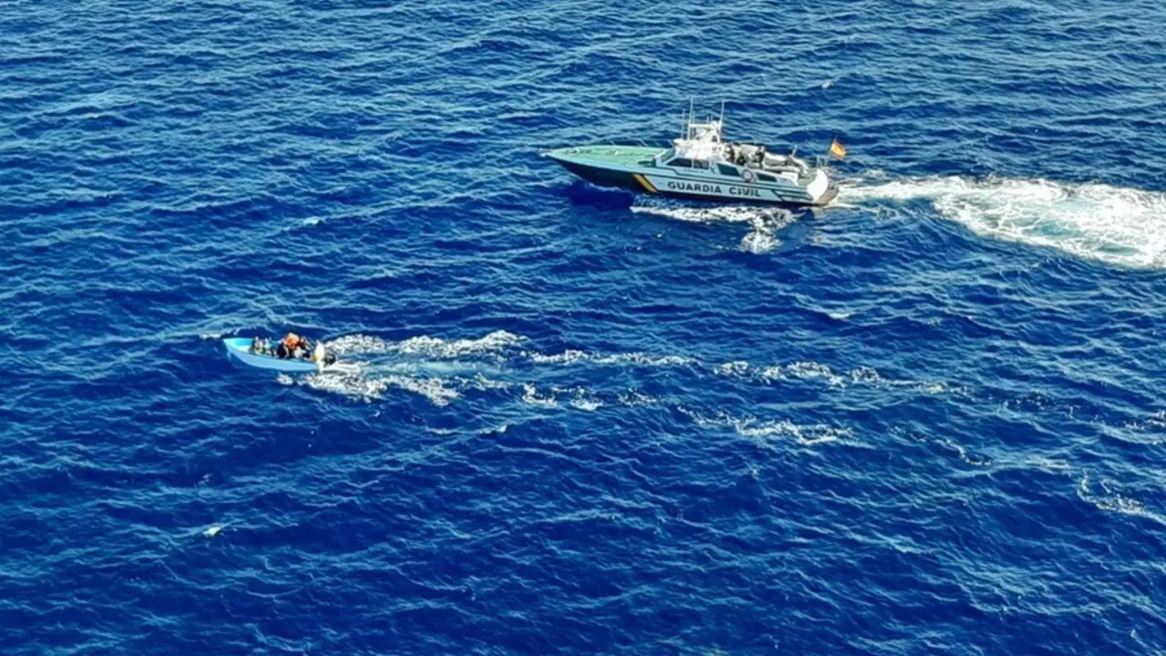 Archivo - Una patera interceptada en aguas de Cabrera.