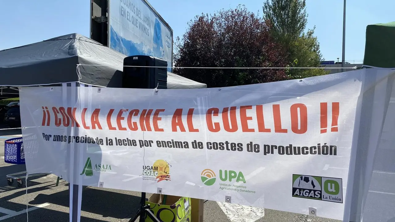 Cartel expuesto en una valla del Centro Carrefour donde se han manifestado.