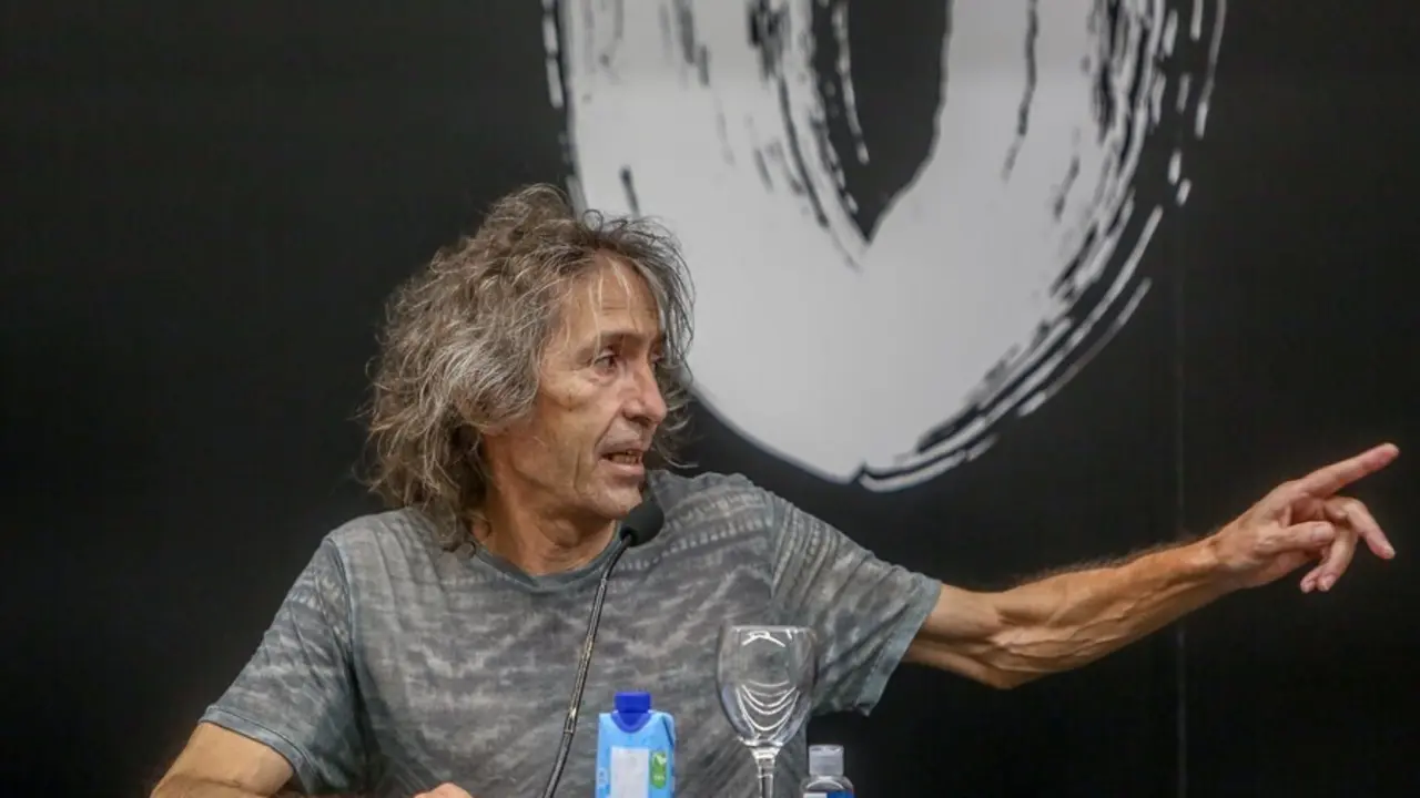 El cantante de Extremoduro, Robe Iniesta, durante una rueda de prensa en el C&iacute;rculo de Bellas Artes, a 11 de agosto de 2021, en Madrid, (Espa&ntilde;a). Durante la rueda de prensa, el guitarrista, cantante y compositor de Extremoduro, ha presentado su nueva gira