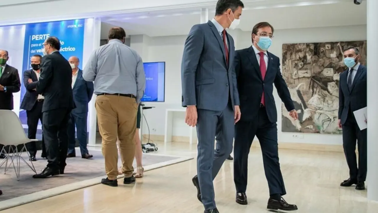 Archivo - Vara y Pedro S&aacute;nchez en una imagen de archivo