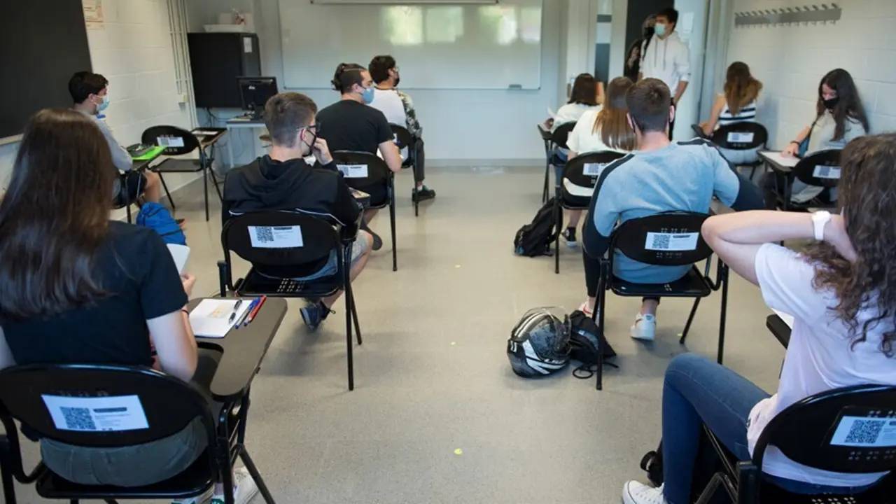 Archivo - Un grupo de estudiantes en un aula de la Facultad de Ciencias del Campus Montilivi de la Universidad de Girona, listos para comenzar los ex&aacute;menes de Evaluaci&oacute;n del Bachillerato para el Acceso a la Universidad (EBAU).