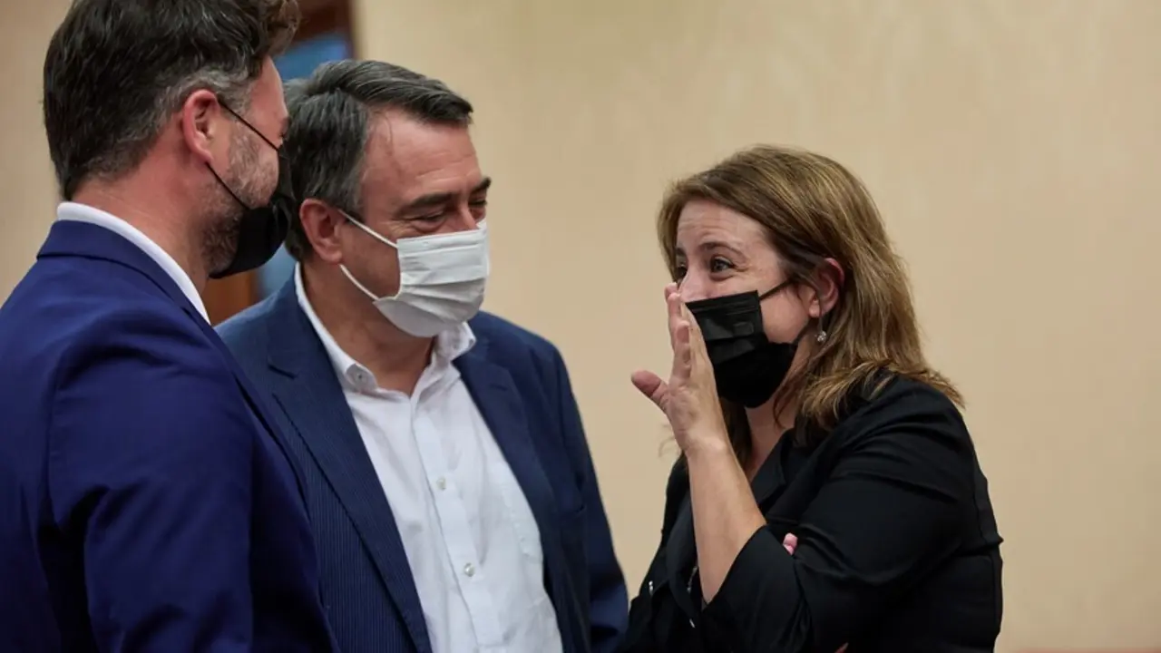 El portavoz parlamentario de la ERC, Gabriel Rufi&aacute;n, charlando con la portavoz del PSOE en el Congreso, Adriana Lastra, en presencia del nacionalista vasco Aitor Esteban